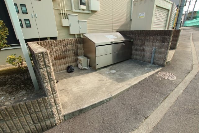 物件内観写真5　(敷地内ゴミ置き場)