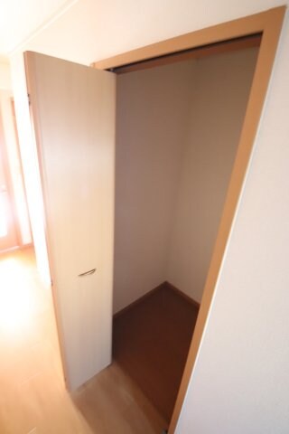 物件内観写真8　(玄関収納)