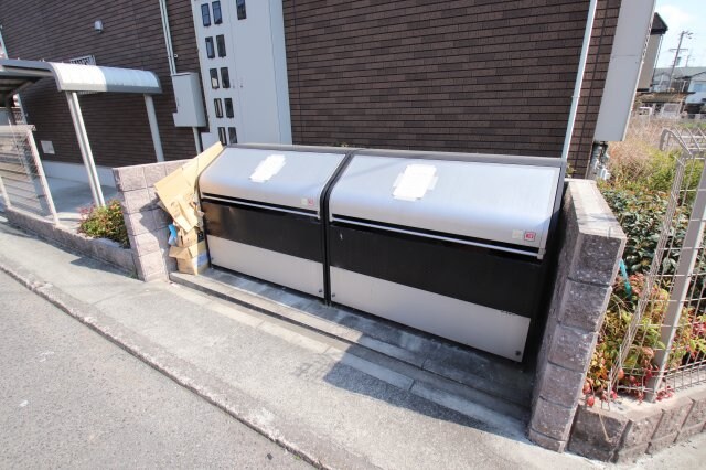 物件内観写真5　(敷地内ゴミ捨場)