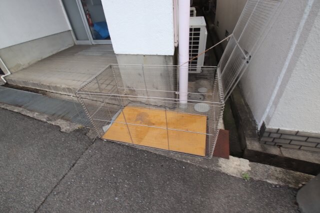 物件内観写真4　(共用ゴミ捨場)