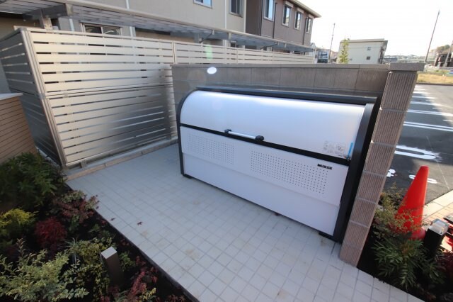 物件内観写真5　(敷地内ゴミ捨場)