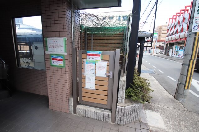 物件内観写真5　(敷地内ゴミ置き場)