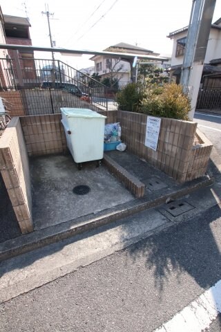 物件内観写真5　(敷地内ゴミ捨場)