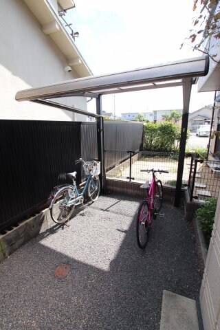 物件内観写真4　(駐輪場)