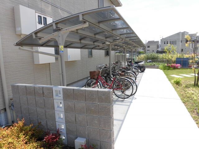 物件内観写真4　(駐輪場)
