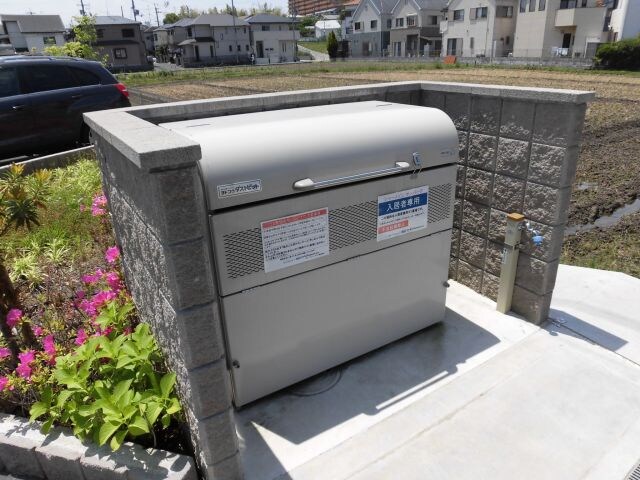 物件内観写真5　(敷地内ゴミ捨場)