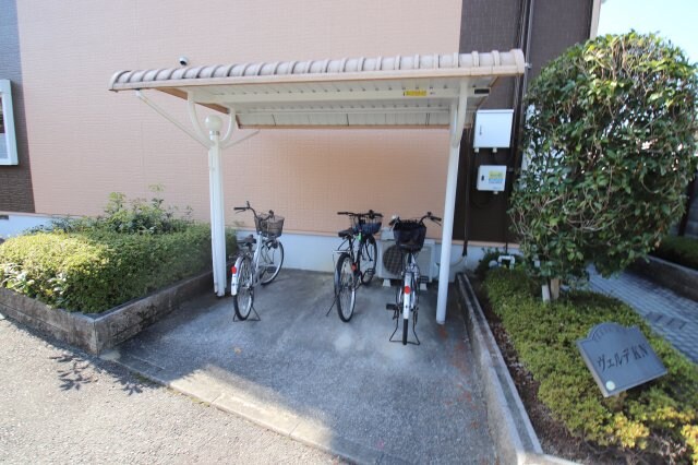 物件内観写真4　(駐輪場)