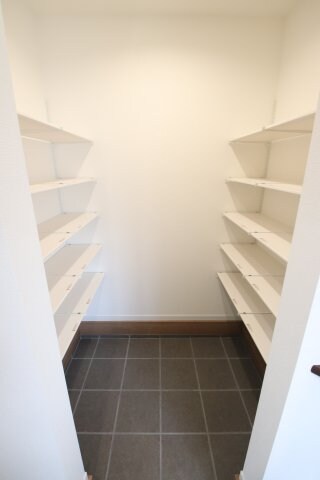 物件内観写真5　(シューズクローク)