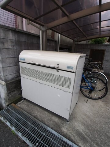 物件内観写真5　(敷地内ごみ置き場)