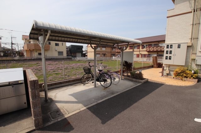 物件内観写真4　(駐輪場)