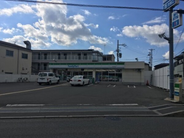 周辺環境(ファミリーマート堺中茶屋北店 769m)