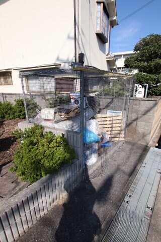 物件内観写真5　(敷地内ゴミ捨場)