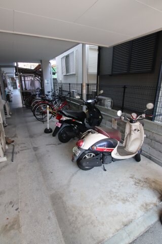 物件内観写真4　(駐輪場)