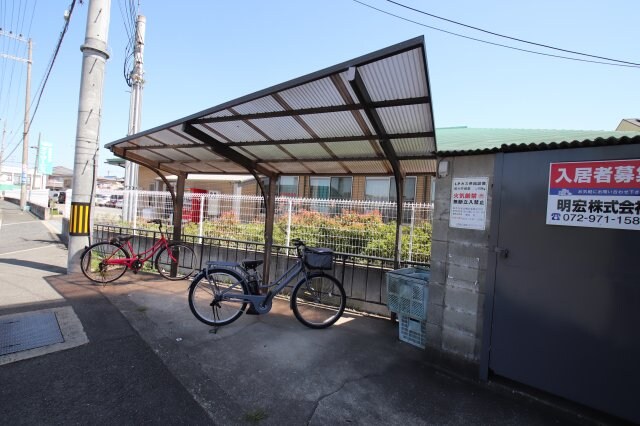 物件内観写真3　(駐輪場)