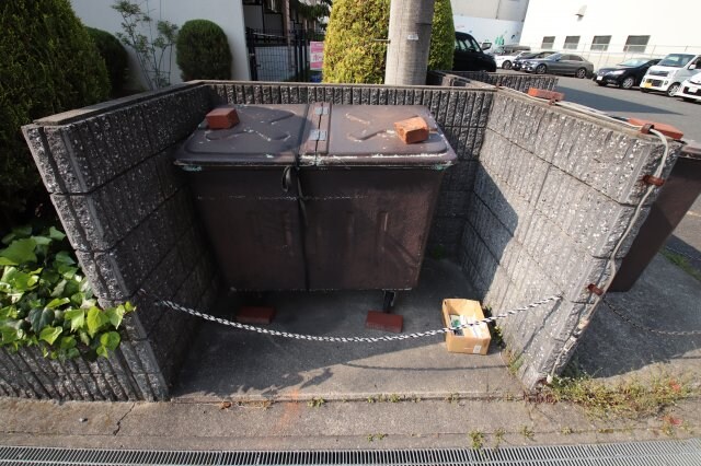 物件内観写真4　(敷地内ゴミ置場)
