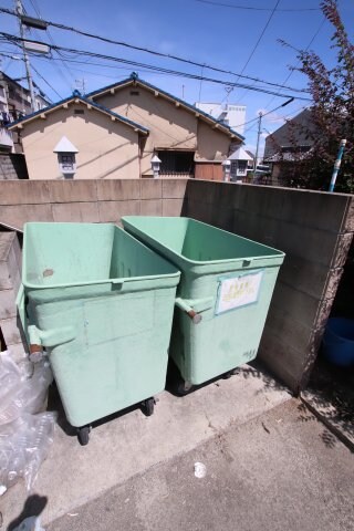 物件内観写真4　(敷地内ゴミ捨場)