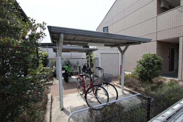物件内観写真4　(駐輪場)