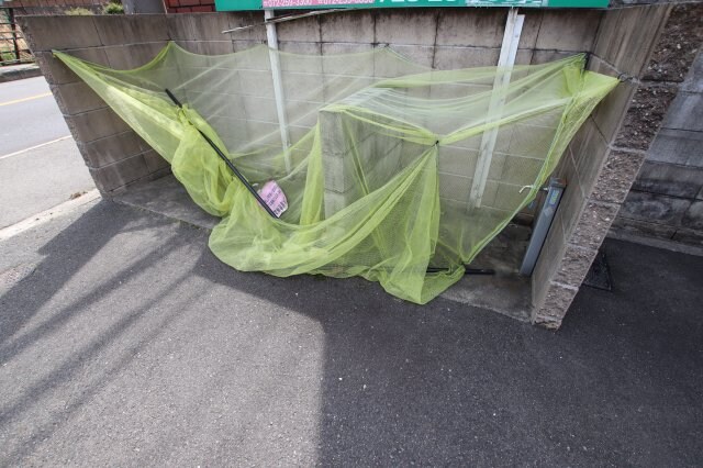 物件内観写真5　(敷地内ゴミ捨場)