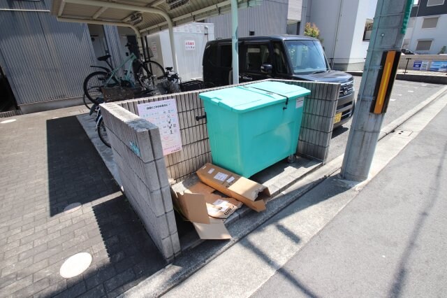 物件内観写真4　(敷地内ゴミ捨場)