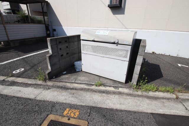 物件内観写真5　(敷地内ゴミ置き場)