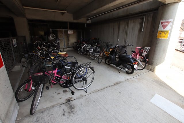 物件内観写真4　(駐輪場)