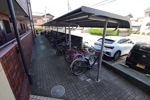 物件内観写真4　(駐輪場)