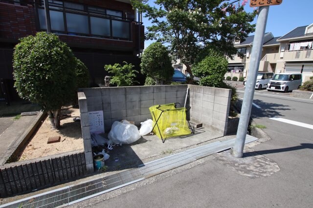 物件内観写真5　(敷地内ゴミ置き場)