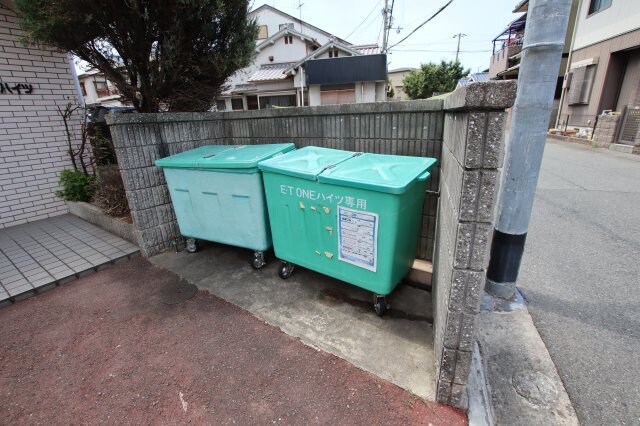 物件内観写真4　(敷地内ゴミ捨場)