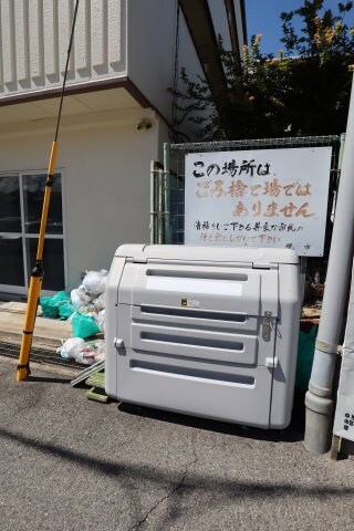 物件内観写真5　(敷地内ゴミ置き場)