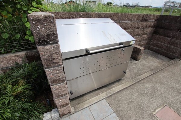 建物設備(敷地内ゴミ捨場)
