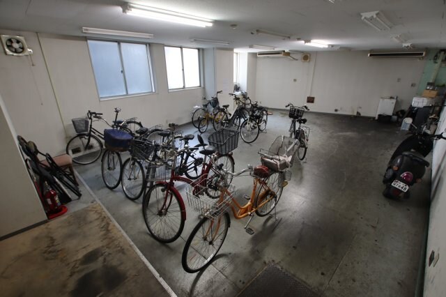 物件内観写真4　(駐輪場)