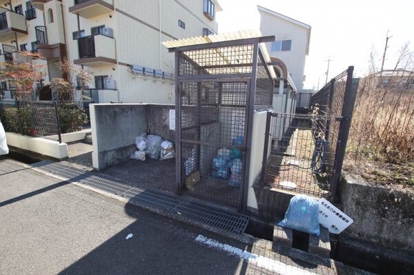 建物設備(敷地内ゴミ捨場)