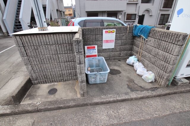 物件内観写真5　(敷地内ゴミ置き場)