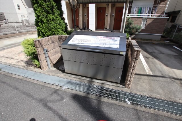 物件内観写真5　(敷地内ゴミ置き場)