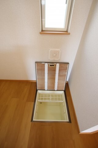 物件内観写真17　(床下収納庫)