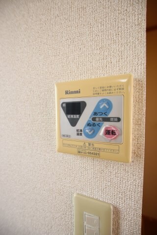 物件内観写真24　(給湯器リモコン)