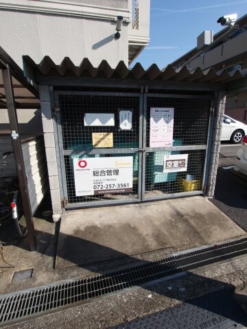 物件内観写真5　(敷地内ゴミ捨場)