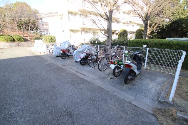 物件内観写真4　(駐輪場)