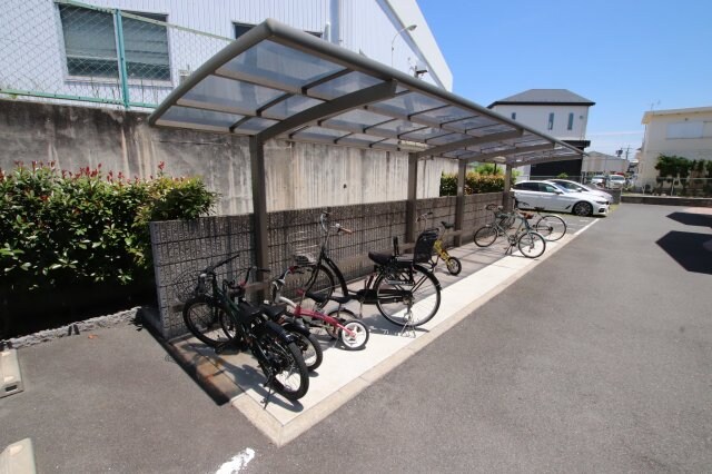 物件内観写真4　(駐輪場)