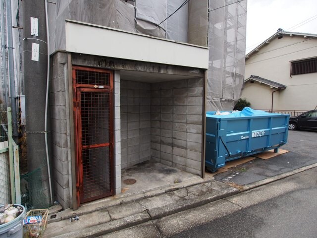 物件内観写真4　(敷地内ゴミ置場)