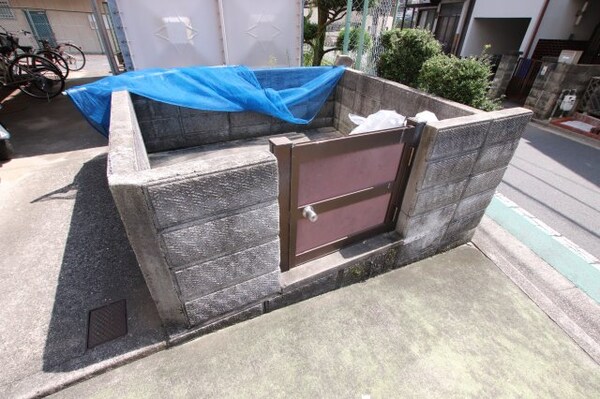 建物設備(敷地内ゴミ捨場)