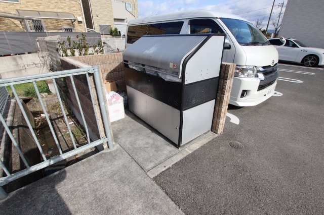 物件内観写真5　(敷地内ゴミ捨場)