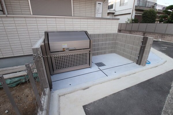 建物設備(敷地内ゴミ捨場)