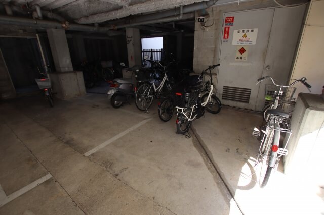 物件内観写真4　(駐輪場)