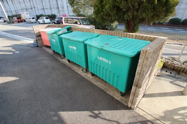 物件内観写真5　(敷地内ごみ置き場)