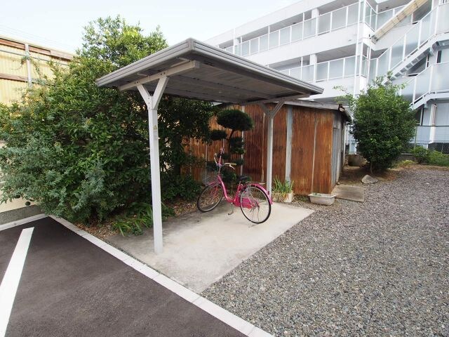 物件内観写真4　(駐輪場)