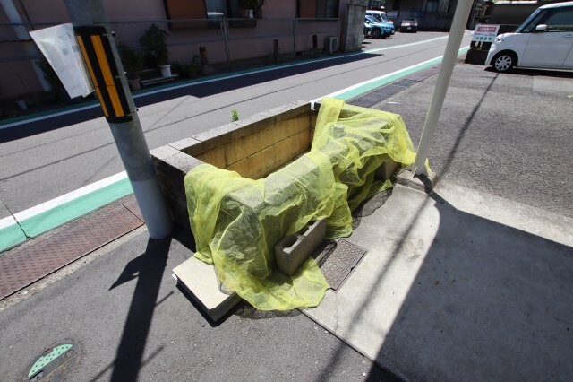 物件内観写真5　(敷地内ゴミ置き場)