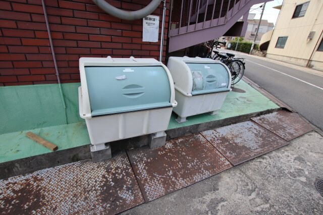 物件内観写真3　(敷地内ゴミ置場)