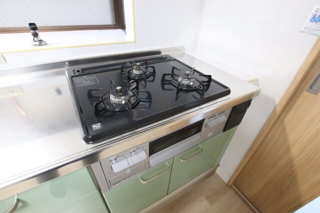 物件内観写真16　(3口コンロ)
