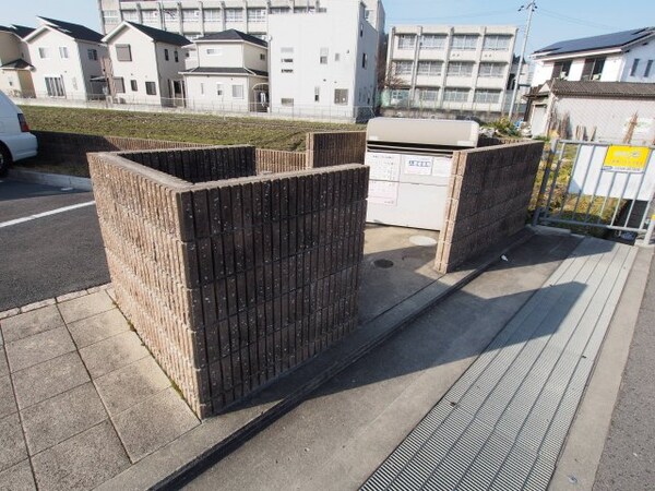 建物設備(敷地内ゴミ捨場)